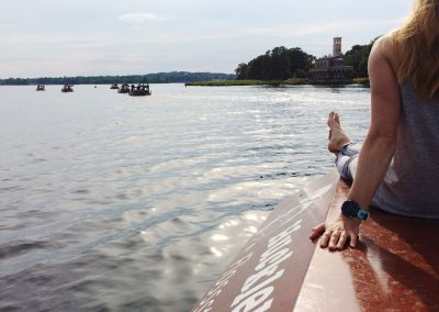 Frau sitz auf Dach von Floß