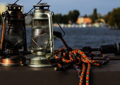 Petroleumlampen und Leine auf Floß