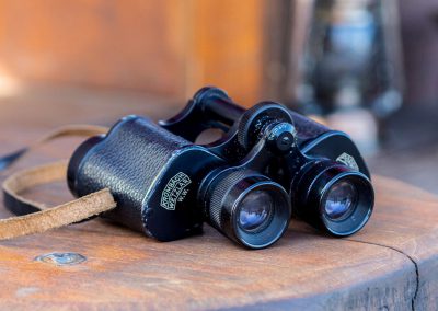 Fernglas auf einem Floß