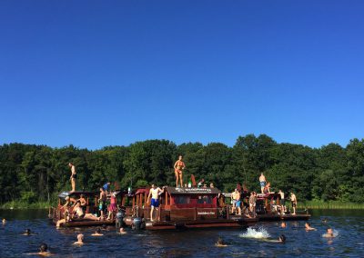 mehrere Flöße ankern und baden