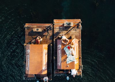 2 Flöße auf dem Wasser