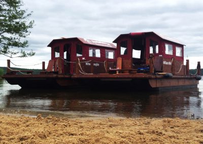 Flöße ankern am Strand