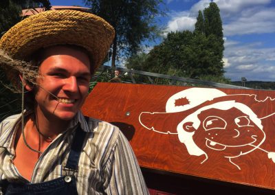 Mann im Huck Finn Kostüm