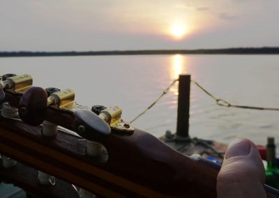 Gitarre auf einem Floß