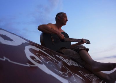 Gitarrist auf Floßdach