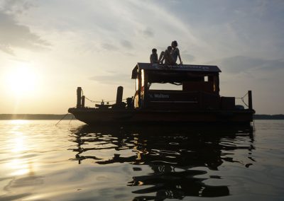 Floß-Ankerplatz auf See