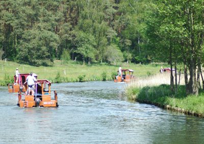 Floß fahren auf einem Kanal