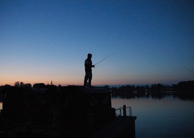 Angeln auf einem Floß