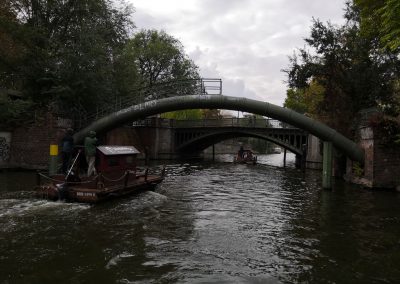 Floßfahrt durch Brücken