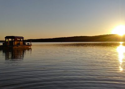 Sonnenuntergang auf Floß