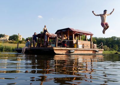 Mann springt von Floß ins Wasser