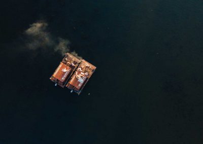 Zwei Flöße der Flossstation Berlin auf dem Wasser