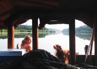 Frau mit Hund auf einem Huckleberrys Floß