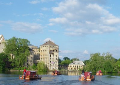 Vier Huckleberrys Flöße fahren auf der Havel