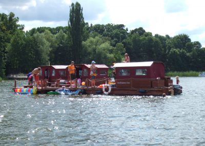 Drei Huckleberrys Flöße ankern auf der Havel