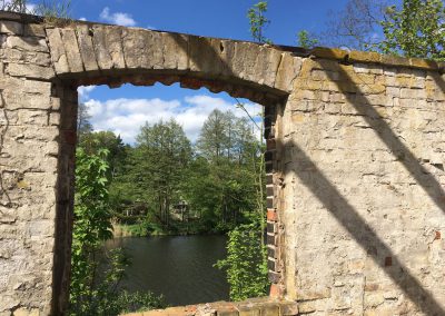 Gemäuer mit Blick auf Wasser in FInowtal